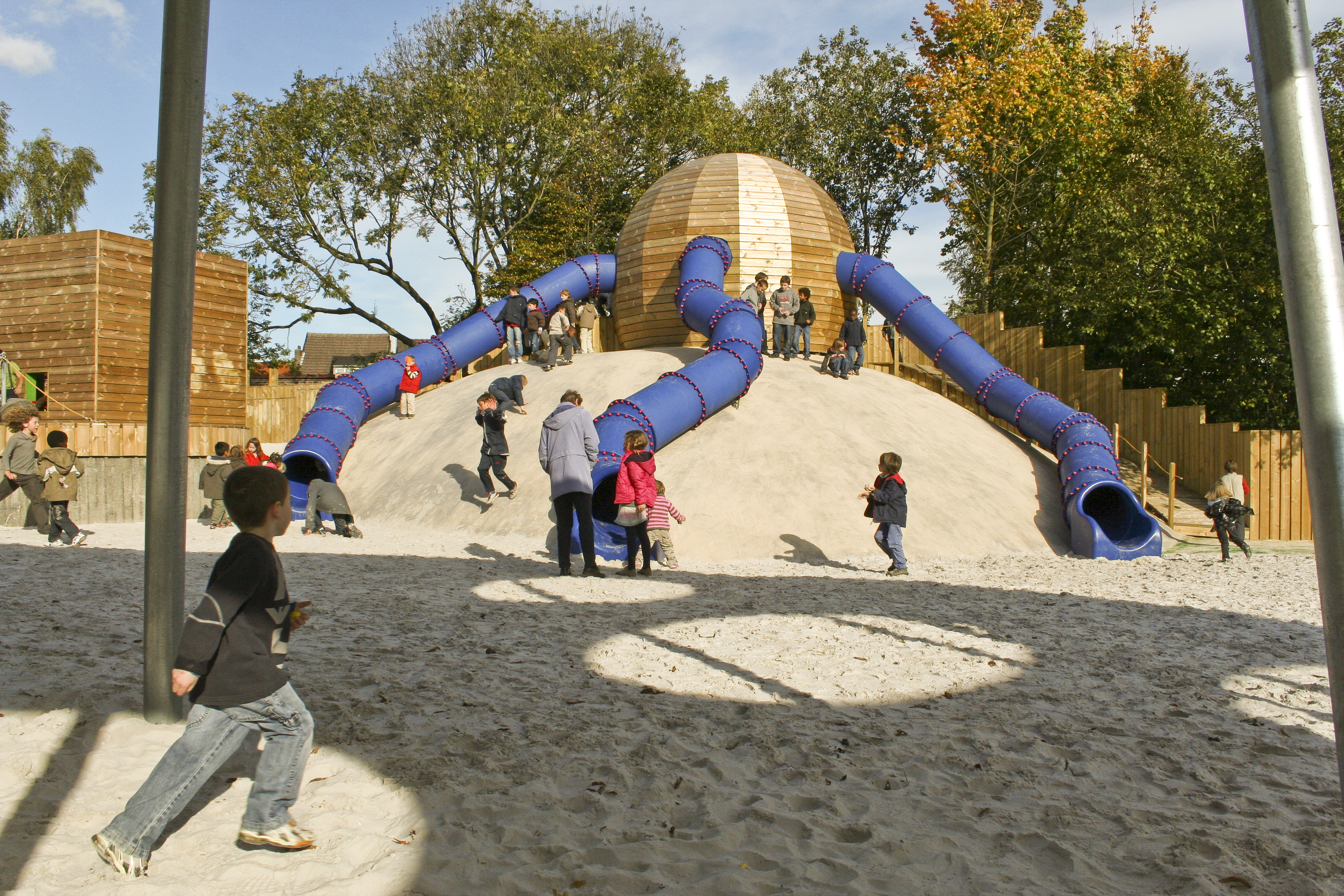 Flip people playground. Брюссель детская площадка. Детская площадка в Бельгии. Игры похожие на Playground для детей. Фото из игры people Playground.